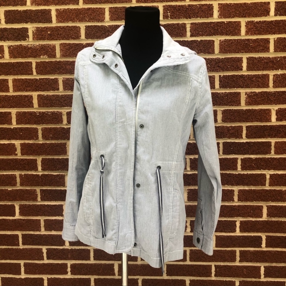 🆕 GAP Railroad Stripe Utility Jacket
Size XS 
Blue & White Stripes
